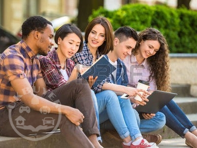 39703687-gruppe-der-jungen-attraktiven-l-chelnden-sch-ler-gekleidet-beil-ufigen-sitzen-auf-der-treppe-im-frei